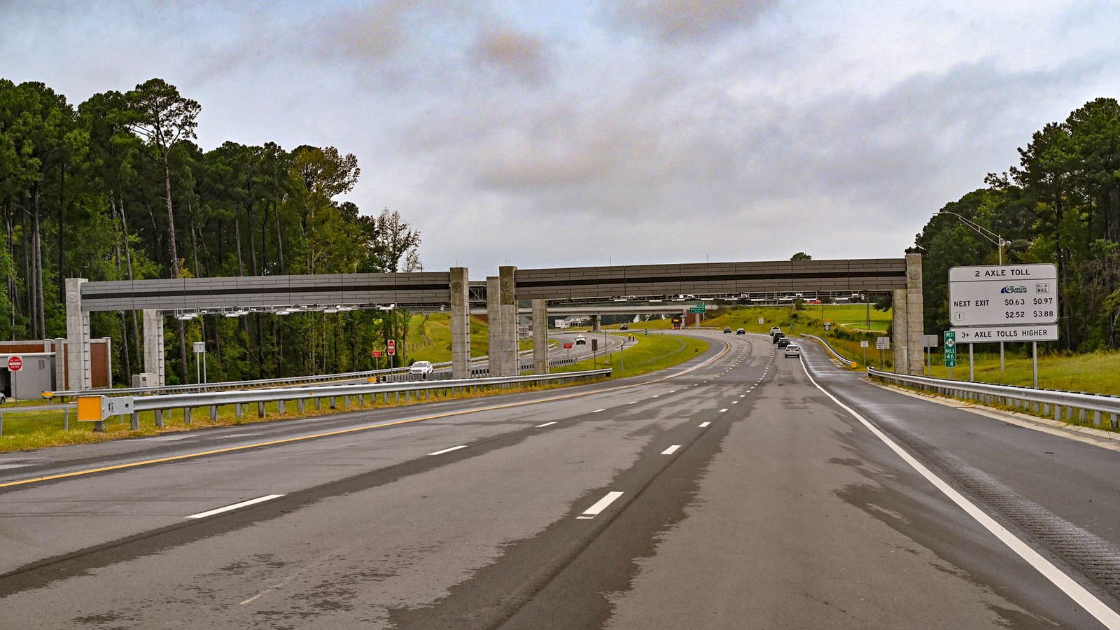 Straße mit Brücke darüber