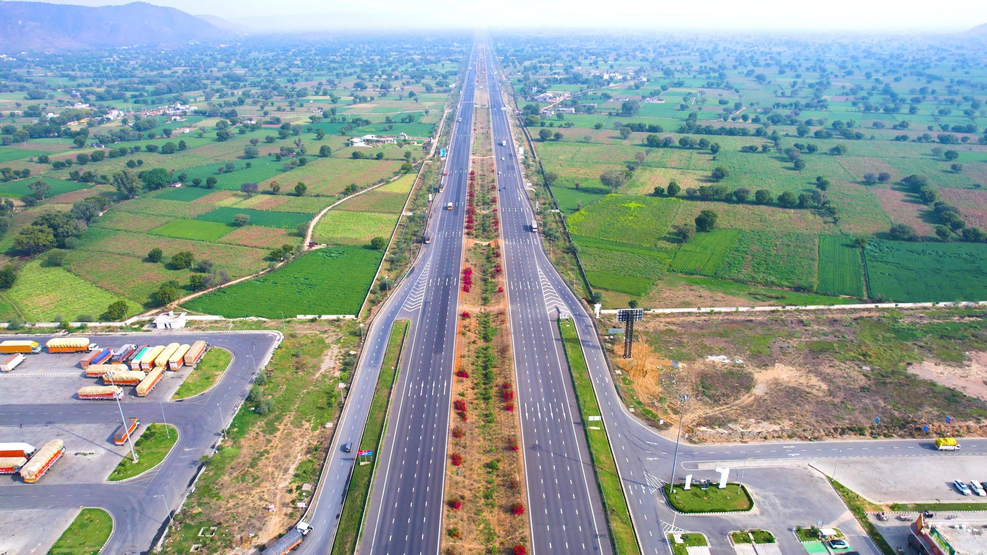 India Delhi Mumbai Highway GettyImages-2210015811