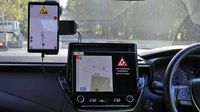 Auto mit GPS-Gerät im Innenraum.
