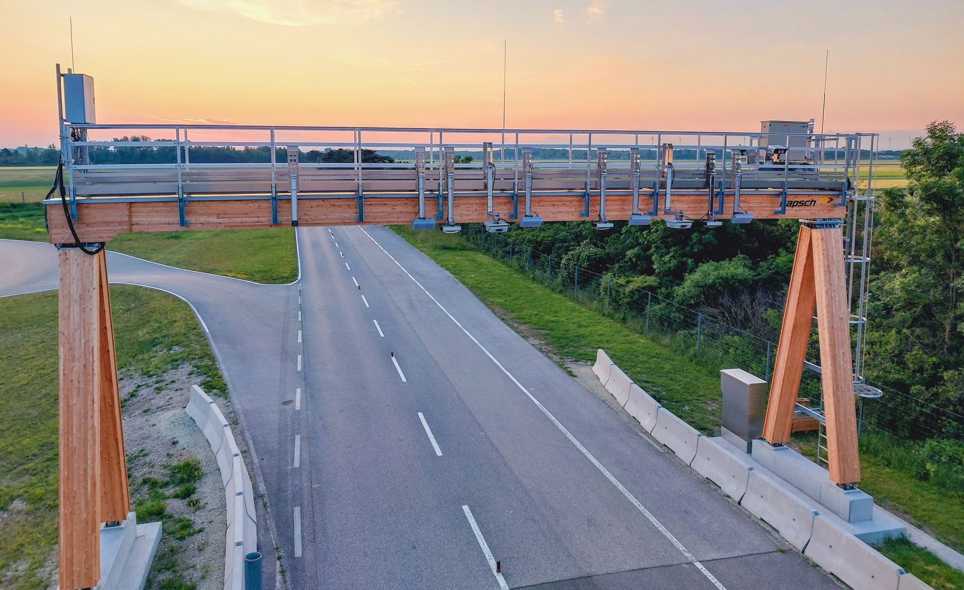 Brücke über eine Straße