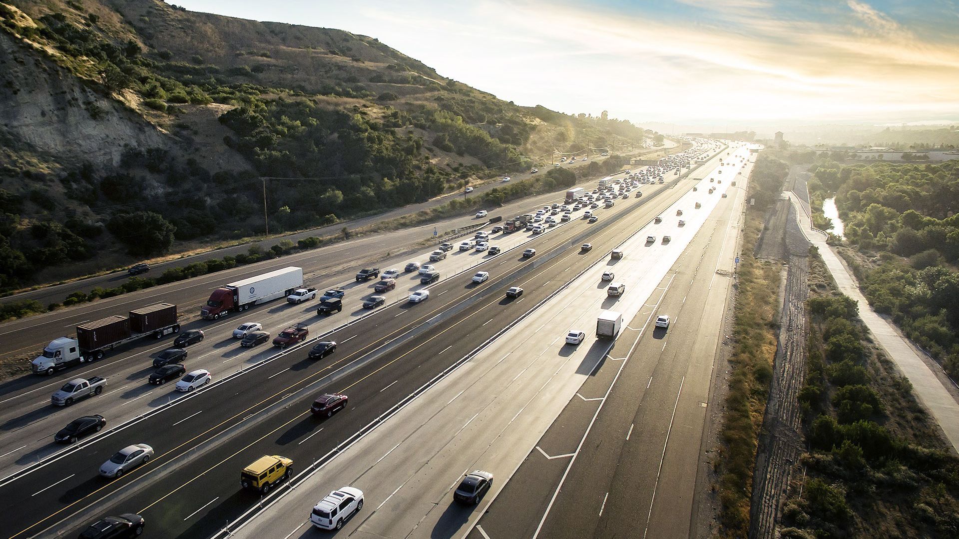 Eine Autobahn mit vielen Autos darauf.