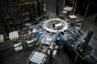 Maschine mit vielen Teilen in einem industriellen Umfeld