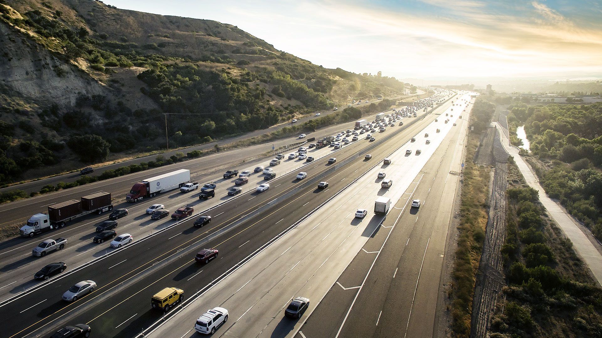 Eine Autobahn mit vielen Autos darauf.
