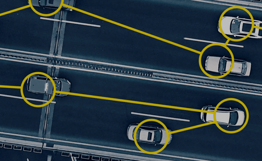Autos auf einer Straße mit gelben Linien