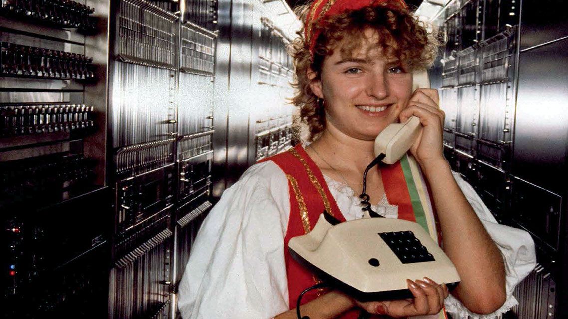 Eine Frau hält ein Mobiltelefon in der Hand.