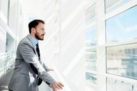 Ein Mann lehnt an einem Fenster.