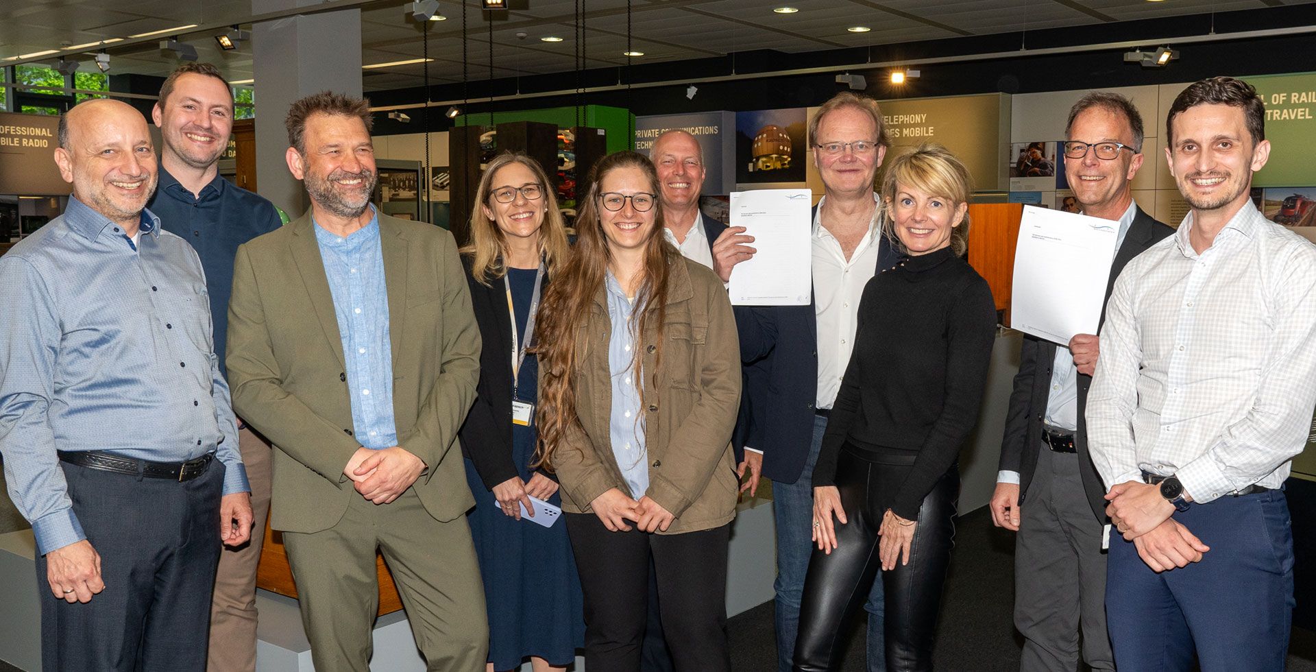 Eine Gruppe von Menschen lächelt und posiert für ein Foto.
