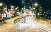 Straße mit beleuchteten Straßenlaternen bei Nacht