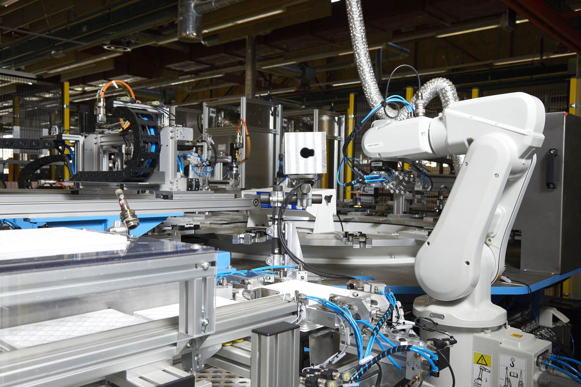 Industriemaschine in einer Produktionshalle von Kapsch Components.