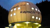 Rundes Gebäude mit Beleuchtung im Kontext der Unternehmensgeschichte von Kapsch.